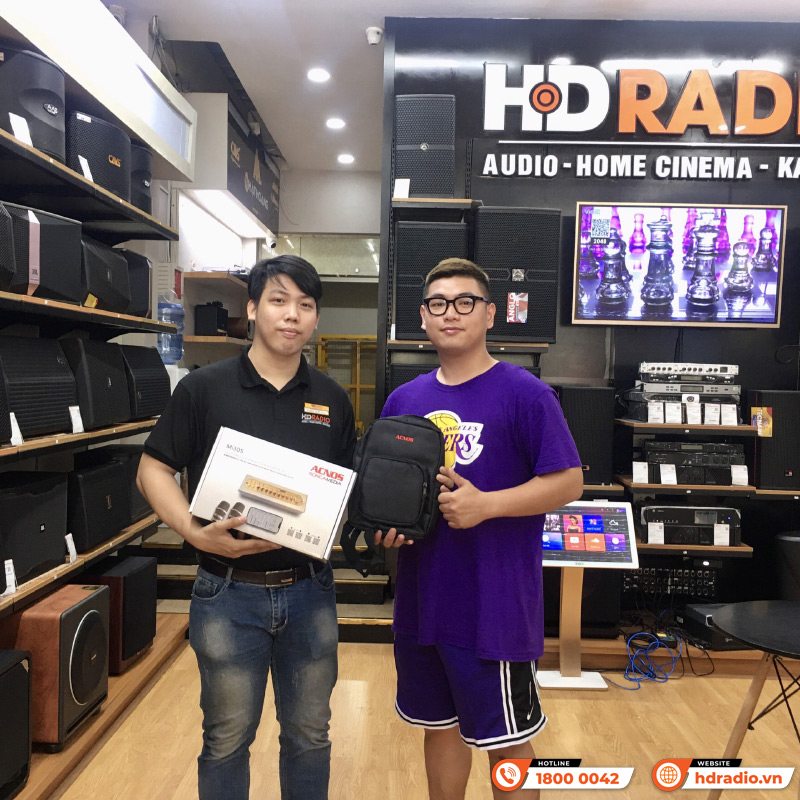Khách hàng mua sắm trực tiếp tại showroom 