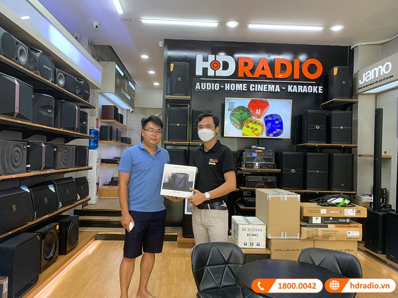 Khách hàng mua sắm loa B&O tại HDRadio