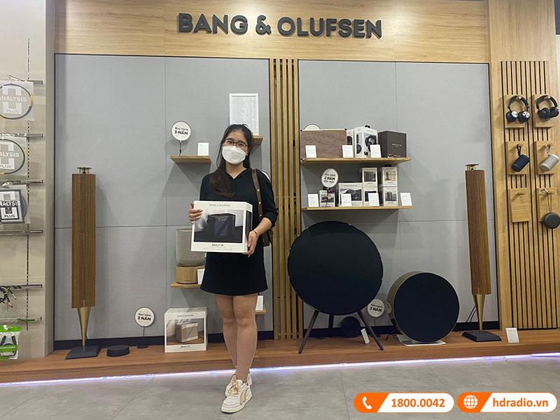 Khách hàng mua sắm loa B&O tại HDRadio