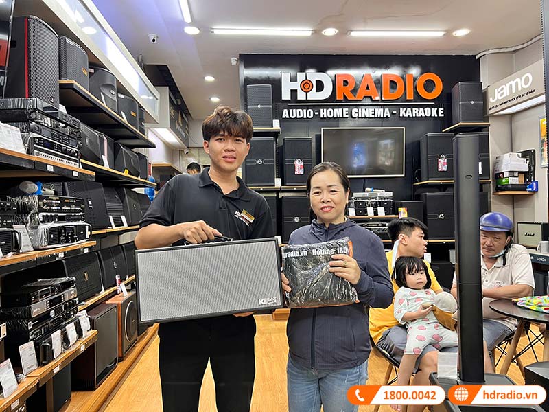 Khách hàng nhận áo mưa tại HDRadio Hồ Chí Minh