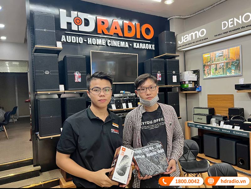 Khách hàng nhận áo mưa tại HDRadio Hồ Chí Minh