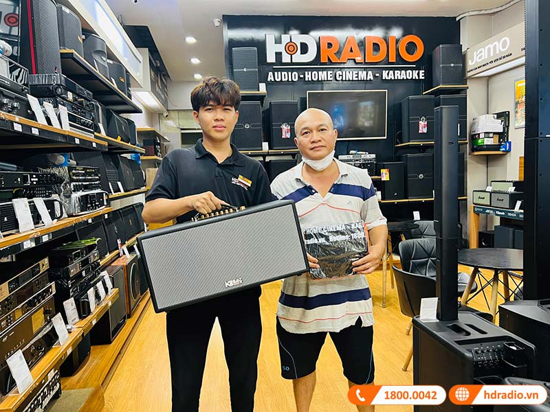 Khách hàng nhận áo mưa tại HDRadio Hồ Chí Minh