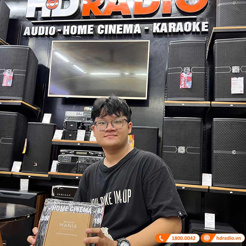 Khách hàng nhận áo mưa tại HDRadio Hồ Chí Minh