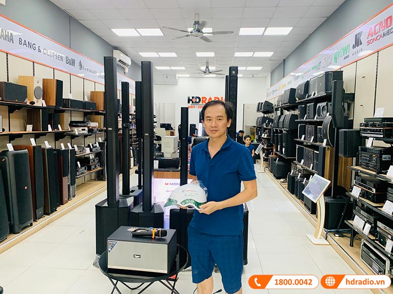 Khách hàng nhận mũ bảo hiểm Khách hàng nhận mũ bảo hiểm