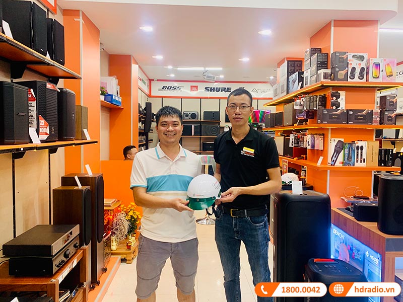 Khách hàng nhận mũ bảo hiểm Khách hàng nhận mũ bảo hiểm