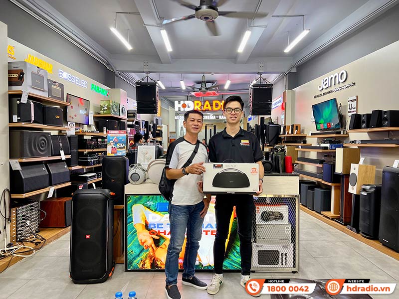 Khách hàng mua sắm tại showroom HDRadio Hai Bà Trưng