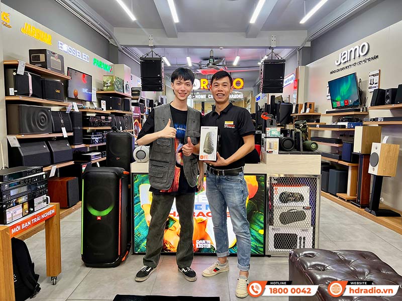 Khách hàng mua sắm tại showroom HDRadio Hai Bà Trưng