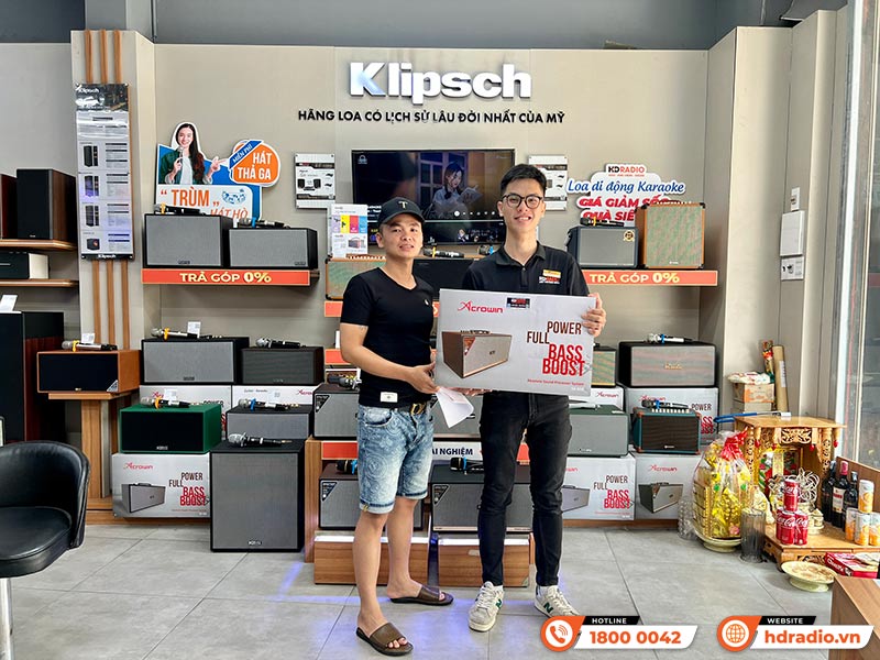 Khách hàng mua sắm tại showroom HDRadio Hai Bà Trưng