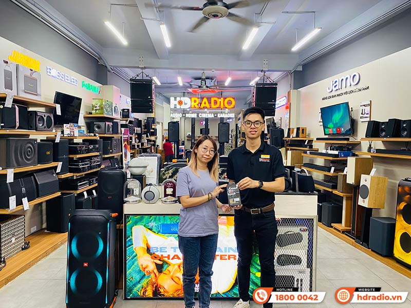 Khách hàng mua sắm tại showroom HDRadio Hai Bà Trưng