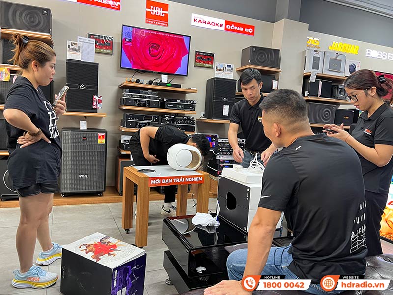Khách hàng mua sắm tại showroom HDRadio Hai Bà Trưng
