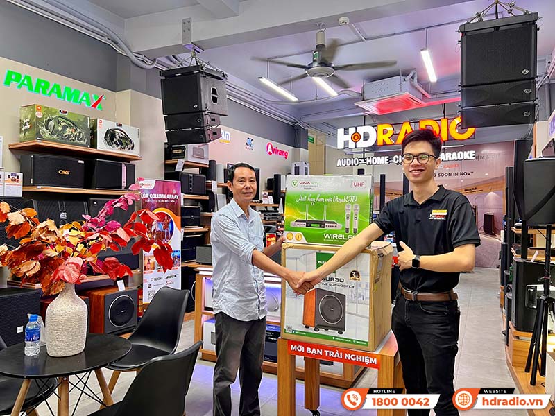 Khách hàng mua sắm tại showroom HDRadio Hai Bà Trưng