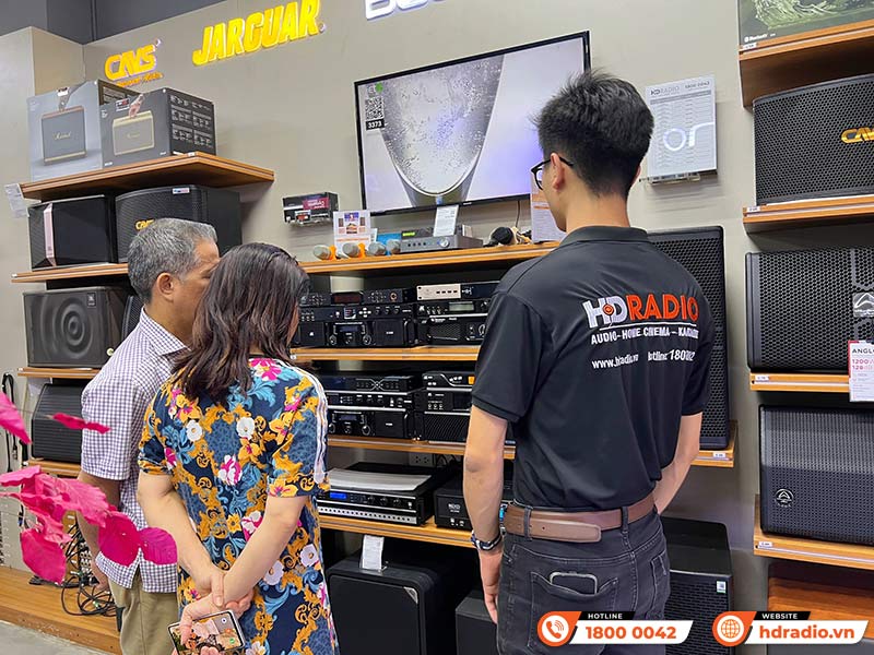 Khách hàng mua sắm tại showroom HDRadio Hai Bà Trưng