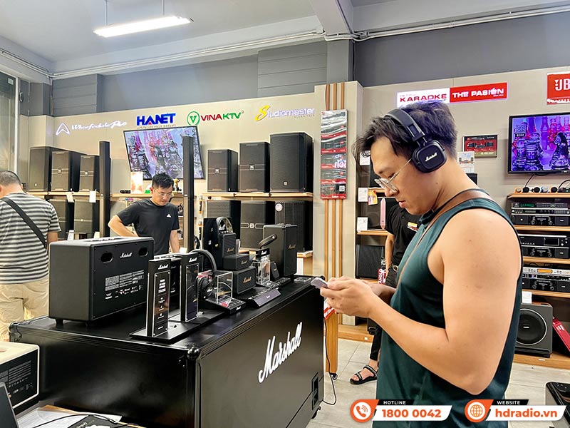 Khách hàng mua sắm tại showroom HDRadio Hai Bà Trưng