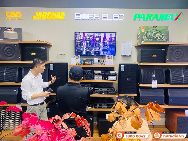 Khách hàng mua sắm tại showroom HDRadio Hai Bà Trưng
