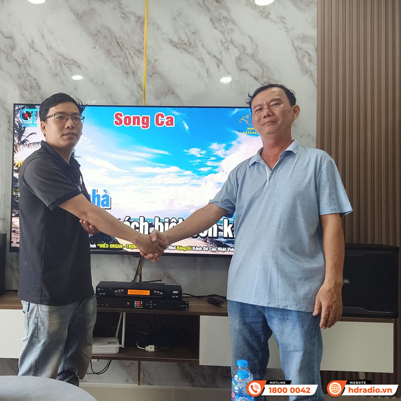 Khách hàng mua Loa Karaoke JBL RM210 chính hãng tại HDRadio