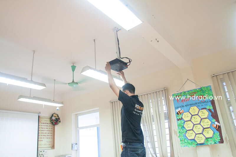 lap-dat-may-chieu-truong-hoc