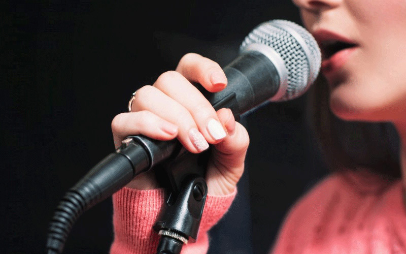 Cách luyện thanh tại nhà với dàn karaoke gia đình