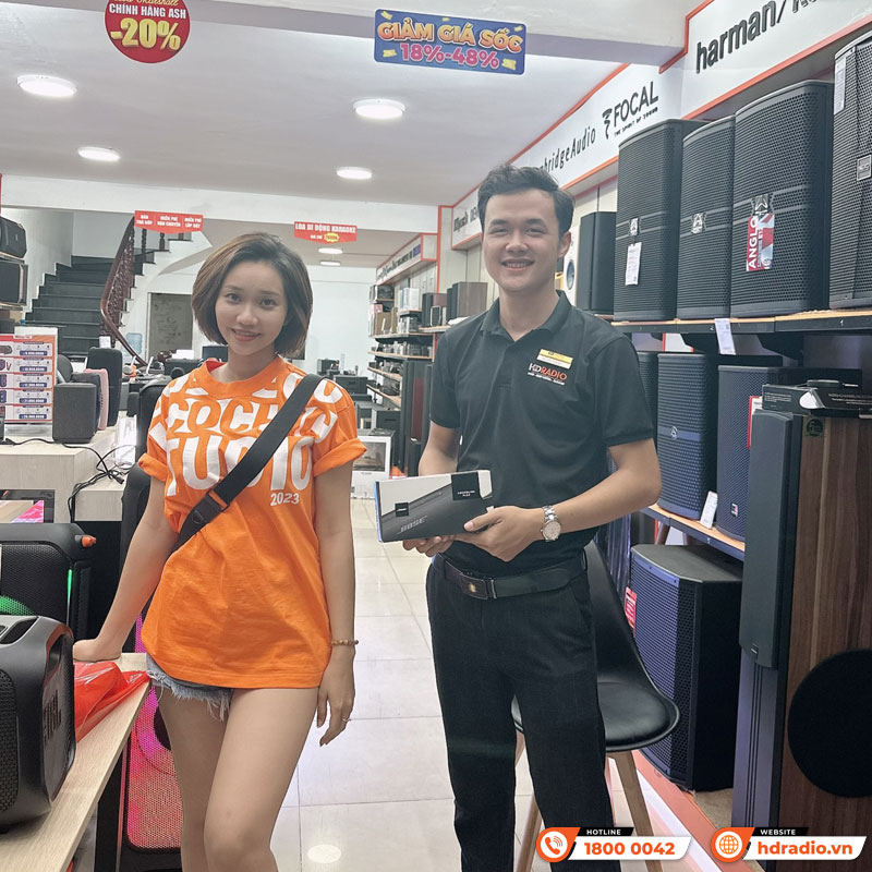 Khách Hàng Mua Sắm Các Sản Phẩm Thương Hiệu Bose