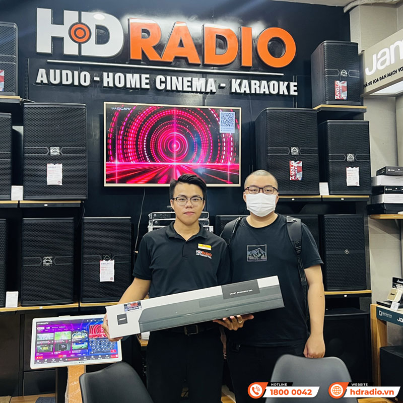 Khách Hàng Mua Sắm Các Sản Phẩm Thương Hiệu Bose