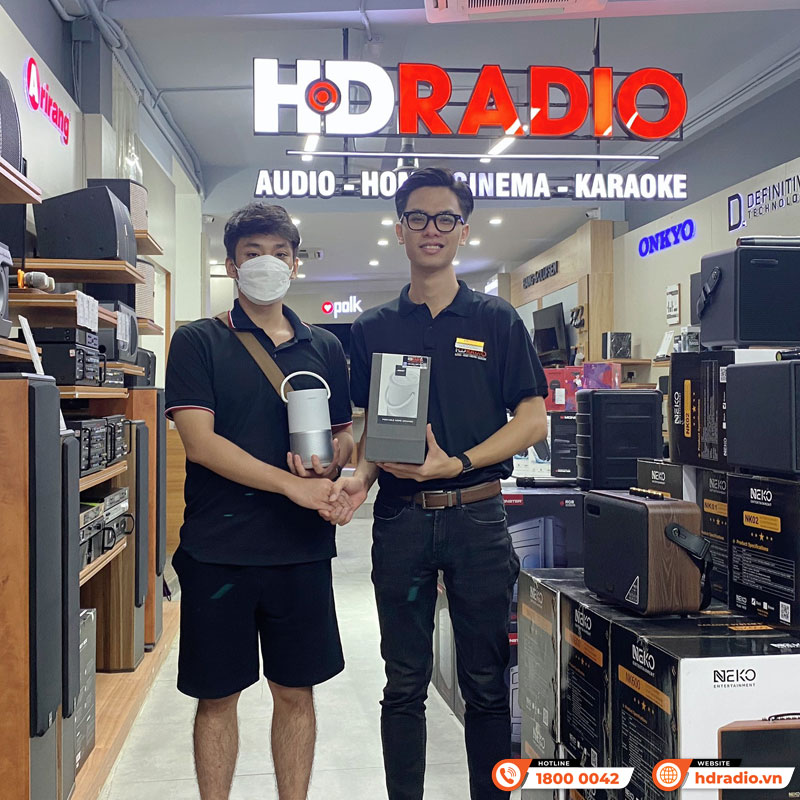 Khách Hàng Mua Sắm Các Sản Phẩm Thương Hiệu Bose