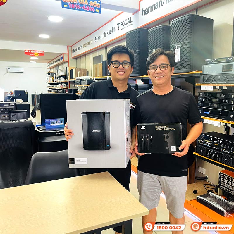 Khách Hàng Mua Sắm Các Sản Phẩm Thương Hiệu Bose