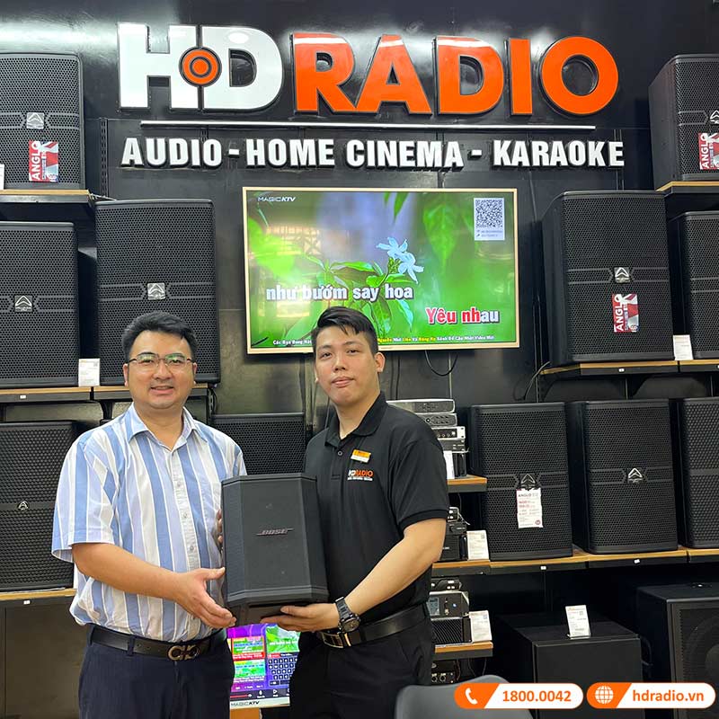 Khách Hàng Mua Sắm Các Sản Phẩm Thương Hiệu Bose