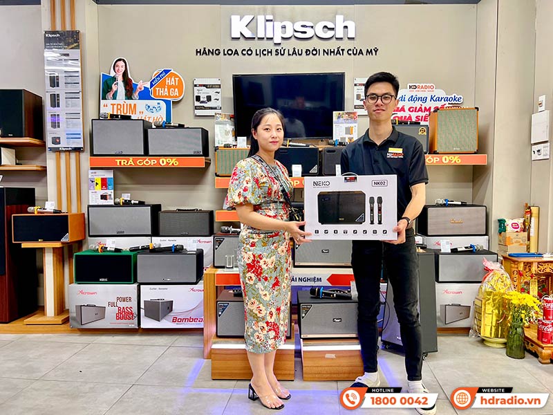 Khách hàng mua sắm sản phẩm Neko chính hãng tại HDRadio