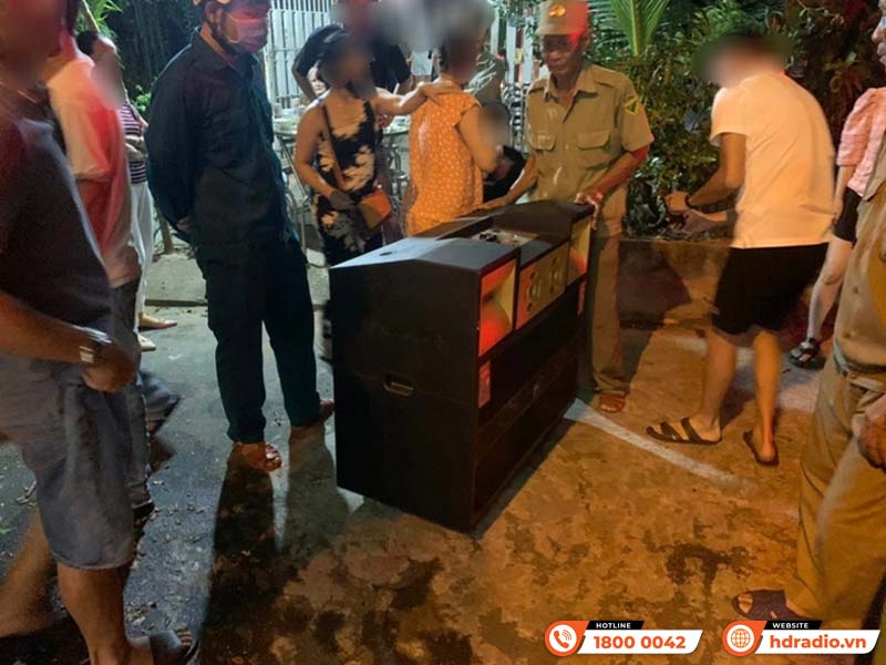 Hàng xóm hát karaoke ồn ào gọi ai và quy định hát đến mấy giờ