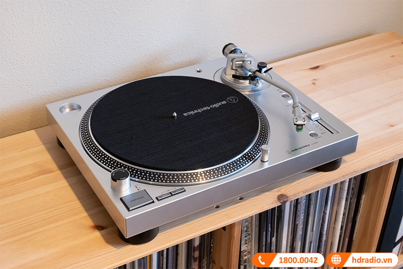 Turntable hoặc CD deck