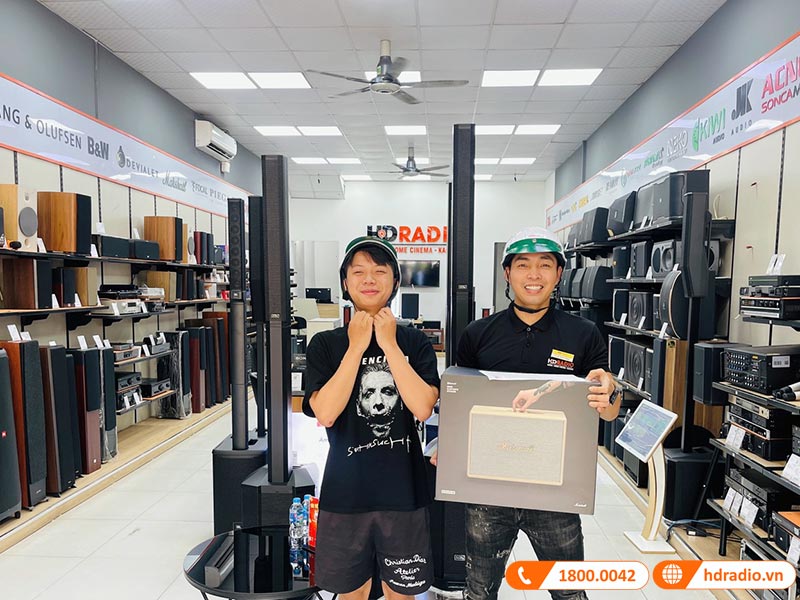 Khách hàng mua sắm tại HDRadio