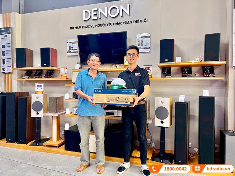 Khách hàng mua sắm tại HDRadio