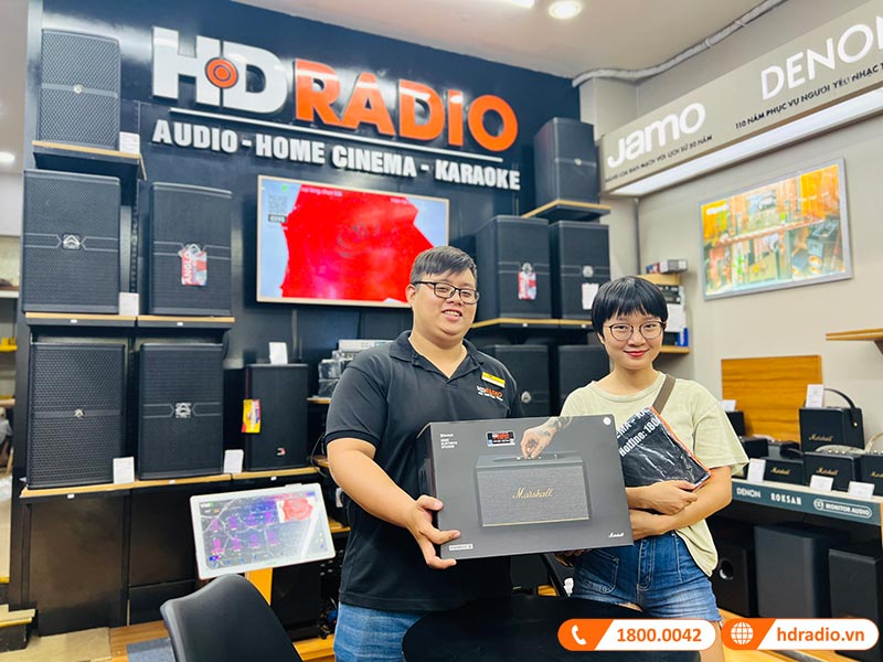 Khách hàng mua sắm tại HDRadio