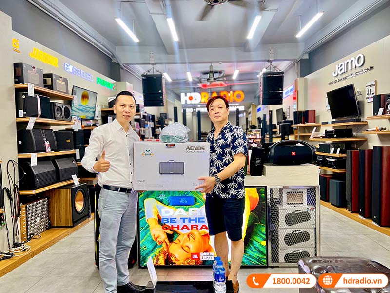 Khách hàng mua sắm tại HDRadio