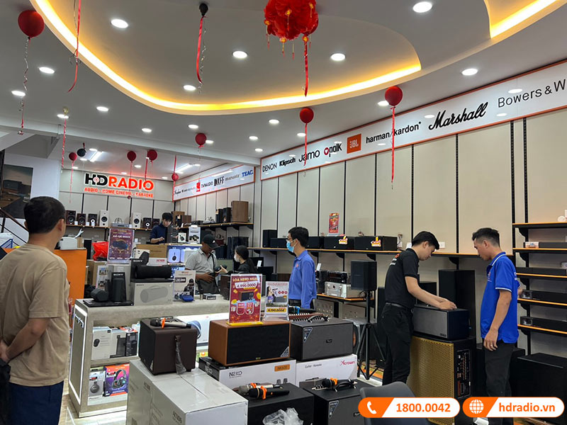 Không khí mua sắm nhộn nhịp tại HDRadio