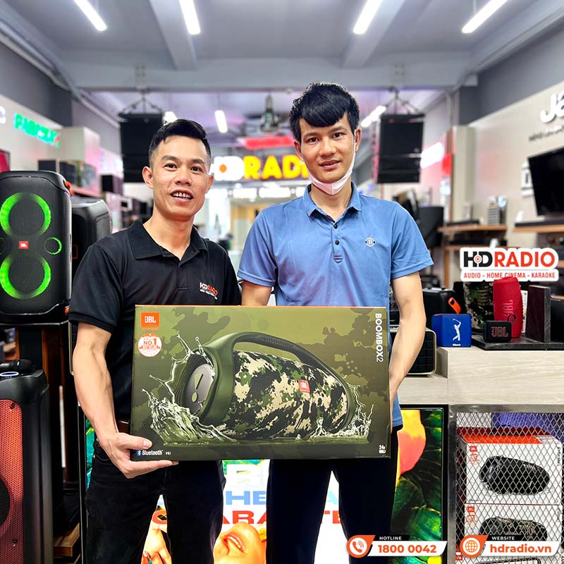 Khách hàng mua sắm Loa JBL chính hãng tại HDRadio