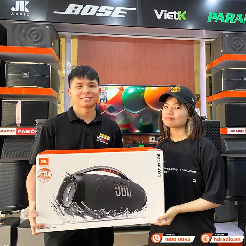 Khách hàng mua sắm Loa JBL chính hãng tại HDRadio