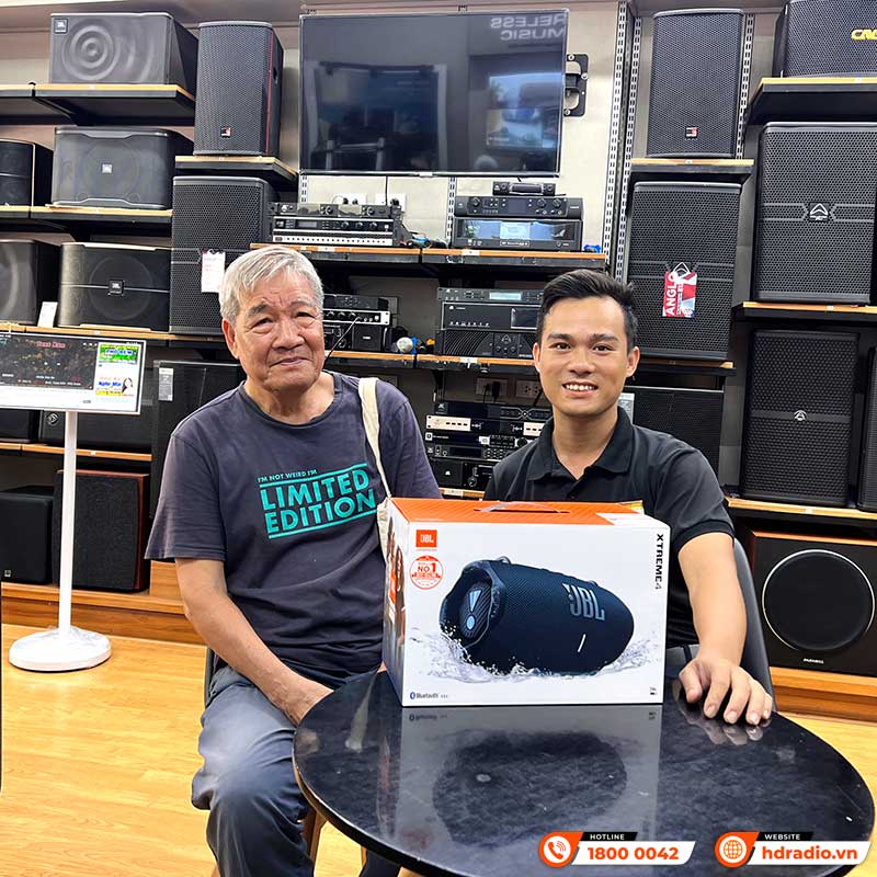 Khách hàng mua sắm Loa JBL chính hãng tại HDRadio