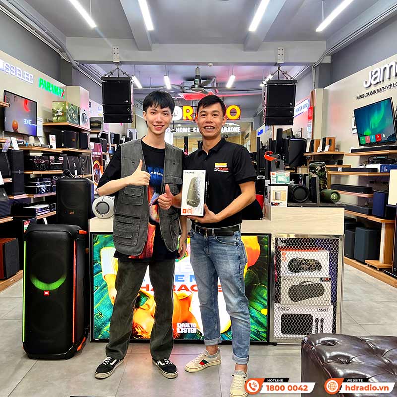 Khách hàng mua sắm Loa Bluetooth tại HDRadio