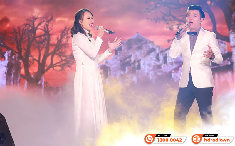 So sánh micro karaoke có dây và không dây