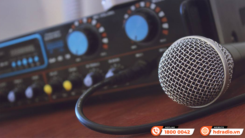 So sánh micro karaoke có dây và không dây