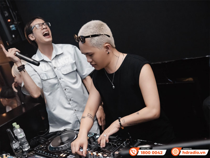 So sánh micro karaoke có dây và không dây