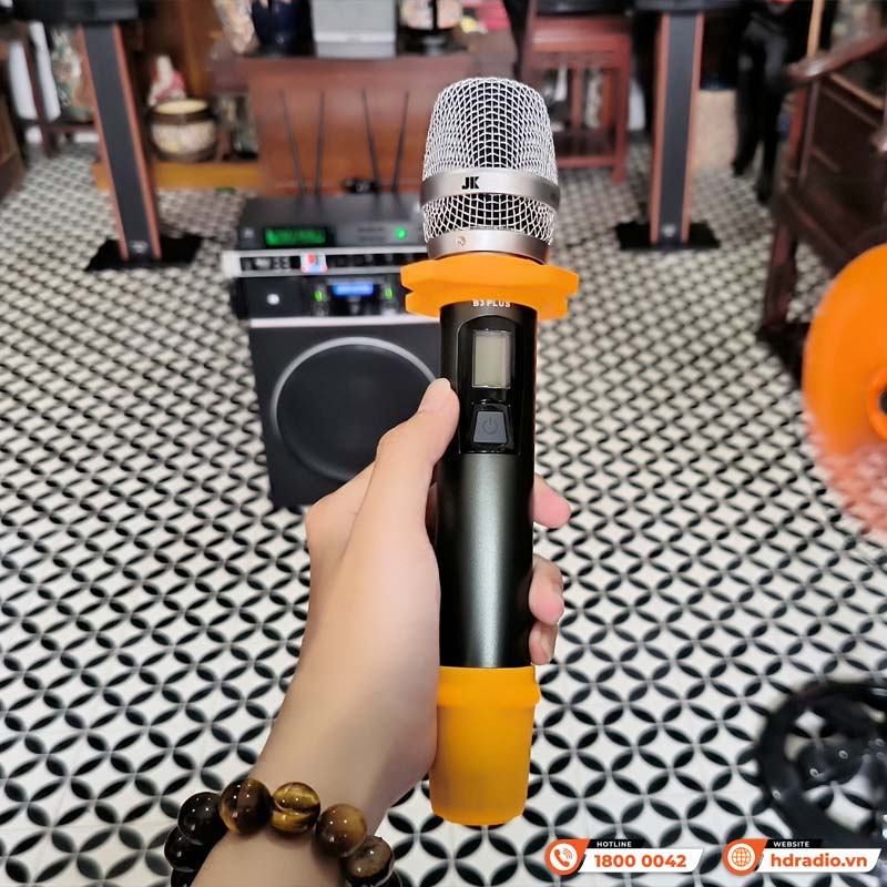 So sánh micro karaoke có dây và không dây