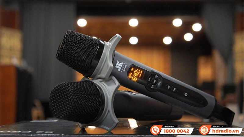 So sánh micro karaoke có dây và không dây