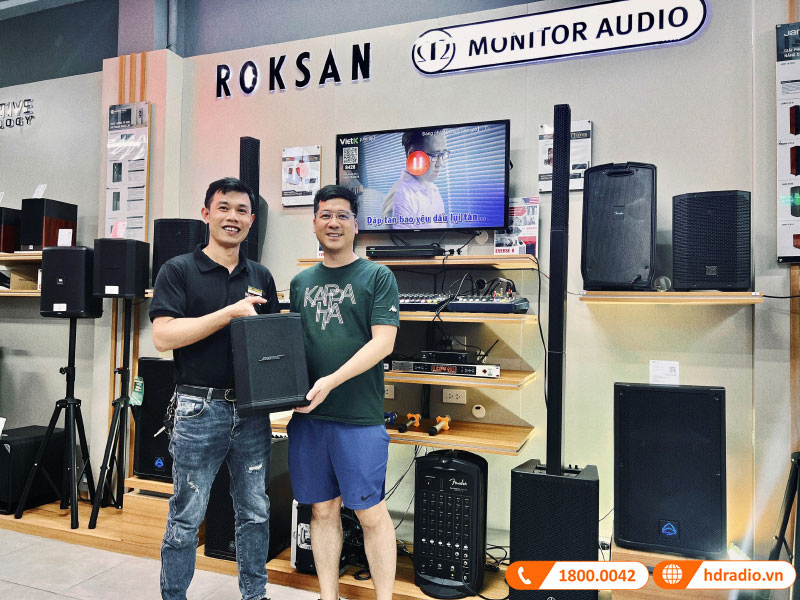 Ảnh chụp cùng khách hàng Ảnh chụp cùng khách hàng