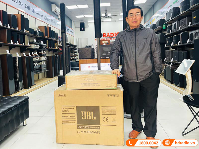 Ảnh chụp cùng khách hàng Ảnh chụp cùng khách hàng