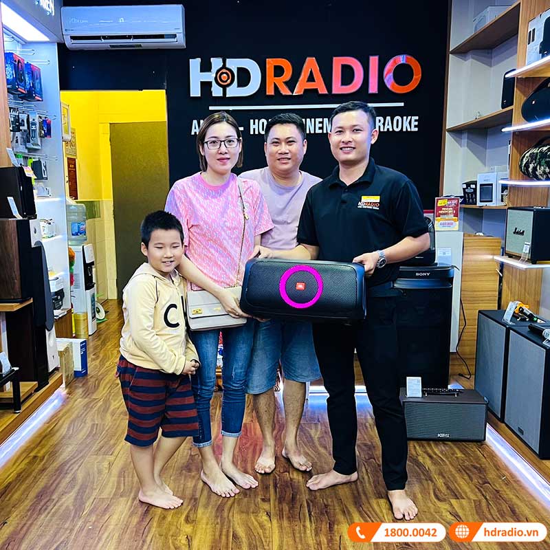 Ảnh chụp cùng khách hàng Ảnh chụp cùng khách hàng