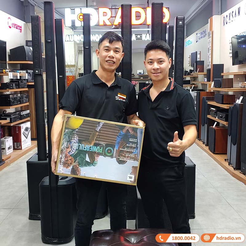 Ảnh chụp cùng khách hàng Ảnh chụp cùng khách hàng